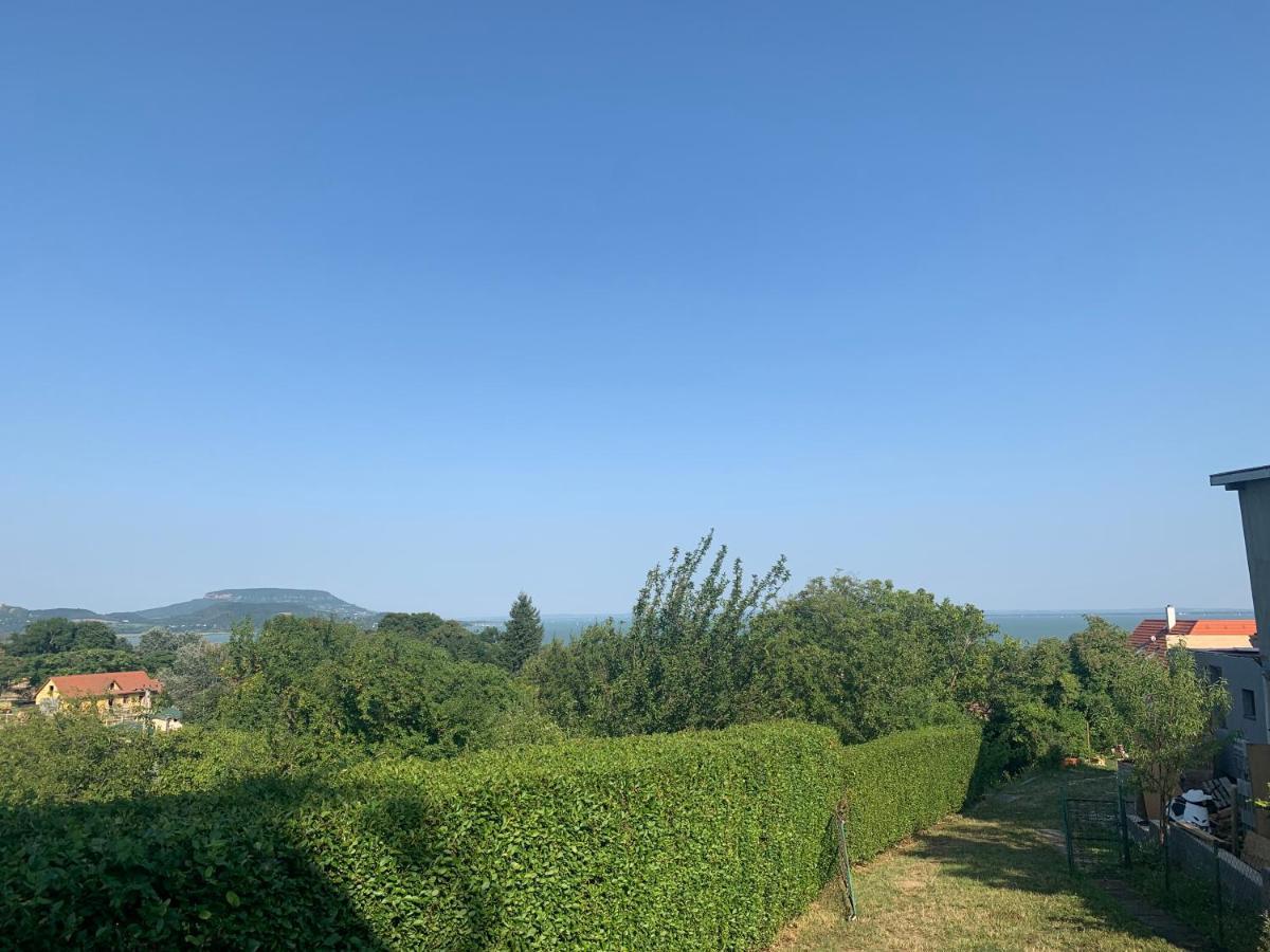 Mandulas Kabin A Kishaz Dezsaval Es Kilatassal A Balatonra Balatongyorok Exterior photo