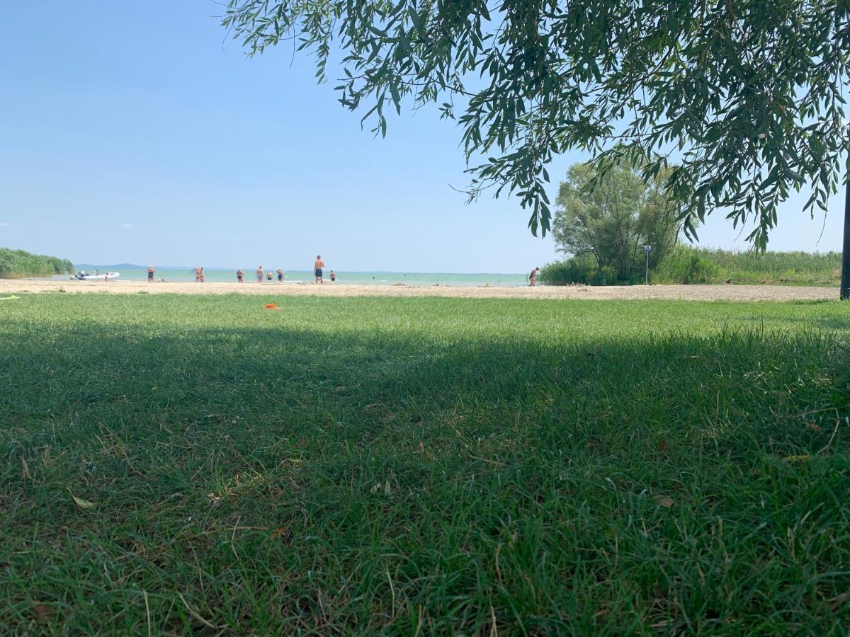 Mandulas Kabin A Kishaz Dezsaval Es Kilatassal A Balatonra Balatongyorok Exterior photo