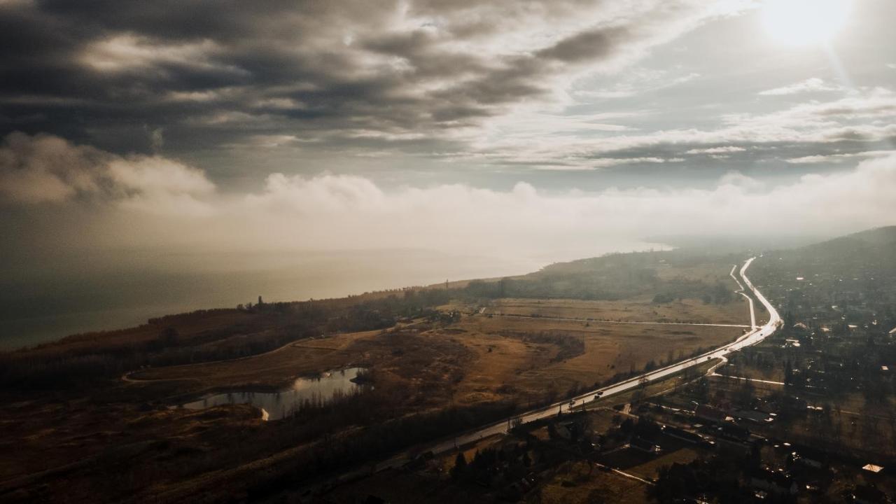 Mandulas Kabin A Kishaz Dezsaval Es Kilatassal A Balatonra Balatongyorok Exterior photo