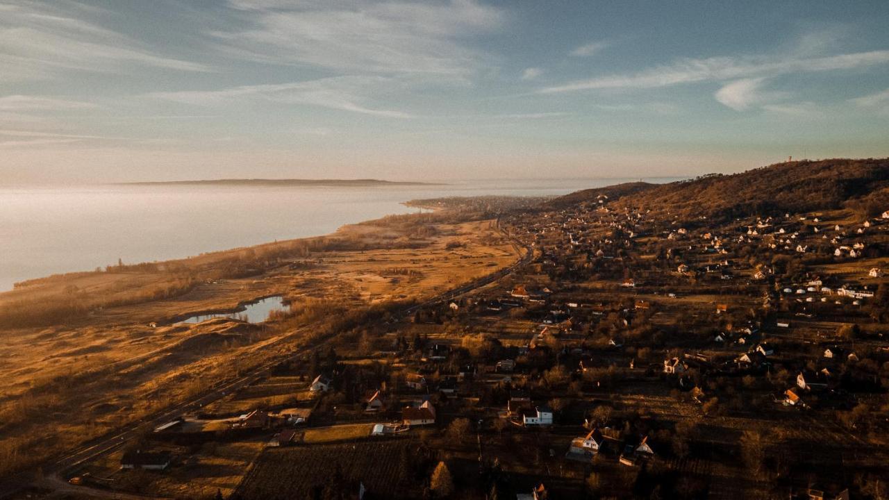 Mandulas Kabin A Kishaz Dezsaval Es Kilatassal A Balatonra Balatongyorok Exterior photo
