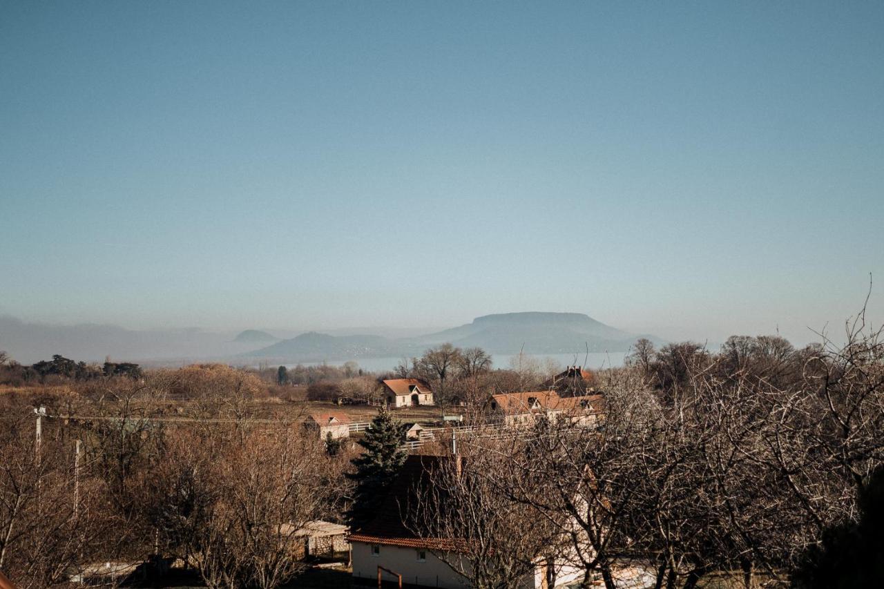 Mandulas Kabin A Kishaz Dezsaval Es Kilatassal A Balatonra Balatongyorok Exterior photo